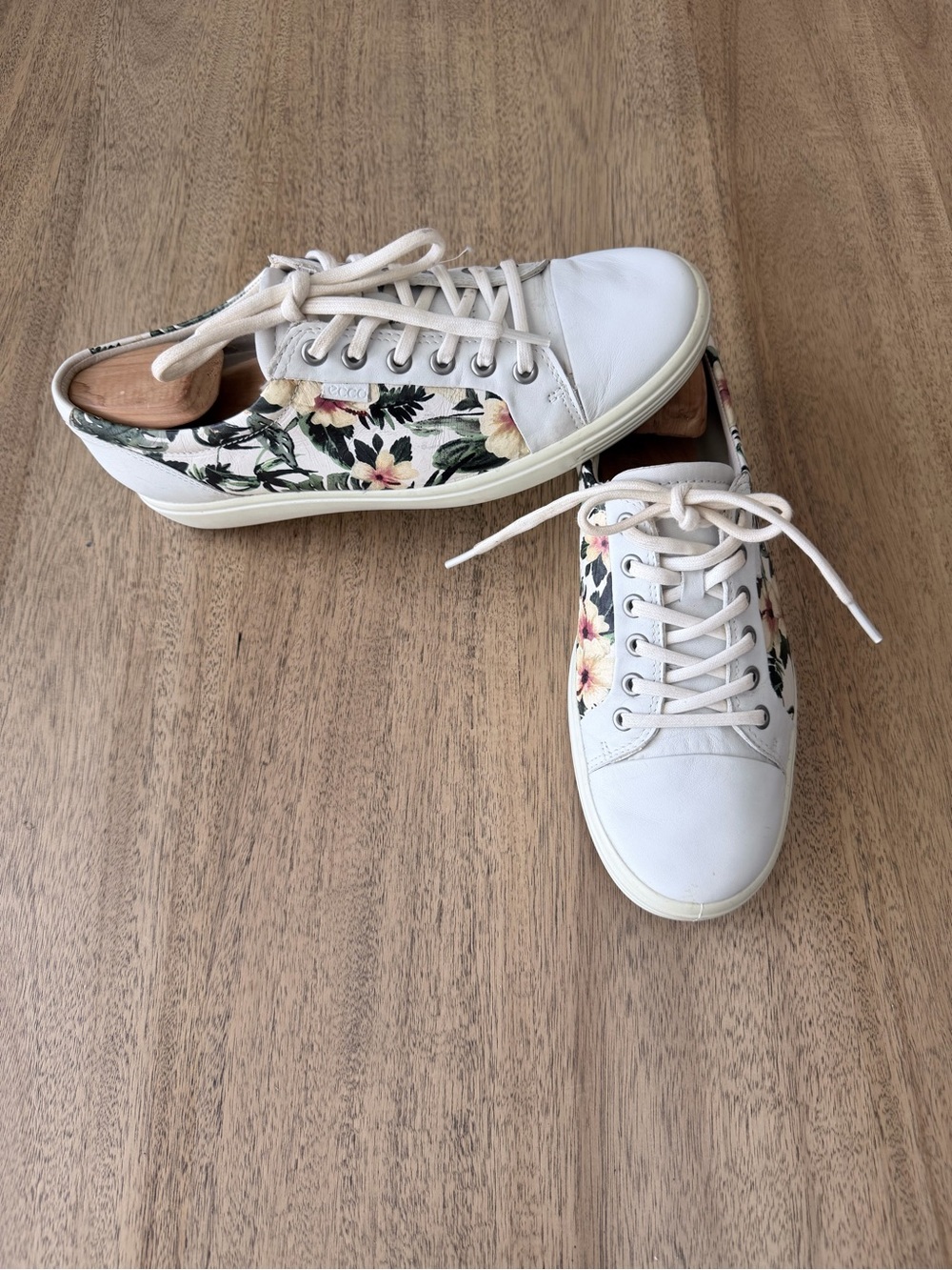 Ecco Soft 7 White Leather Womens Size US 10 EU 41 Floral Low Top Lace Up